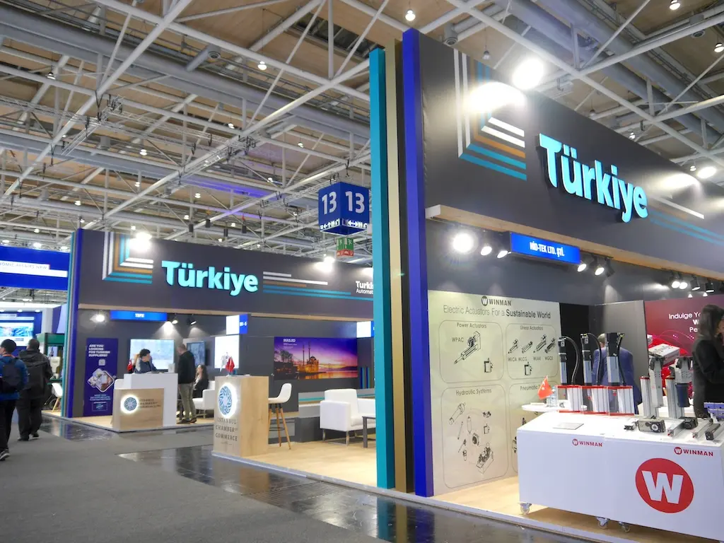 Ingenieure diskutieren neue industrielle Anwendungen