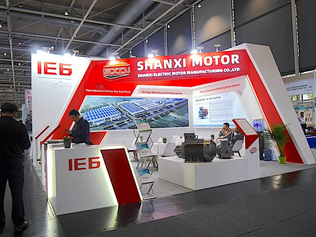 Hightech-Maschinen im Einsatz vor Publikum