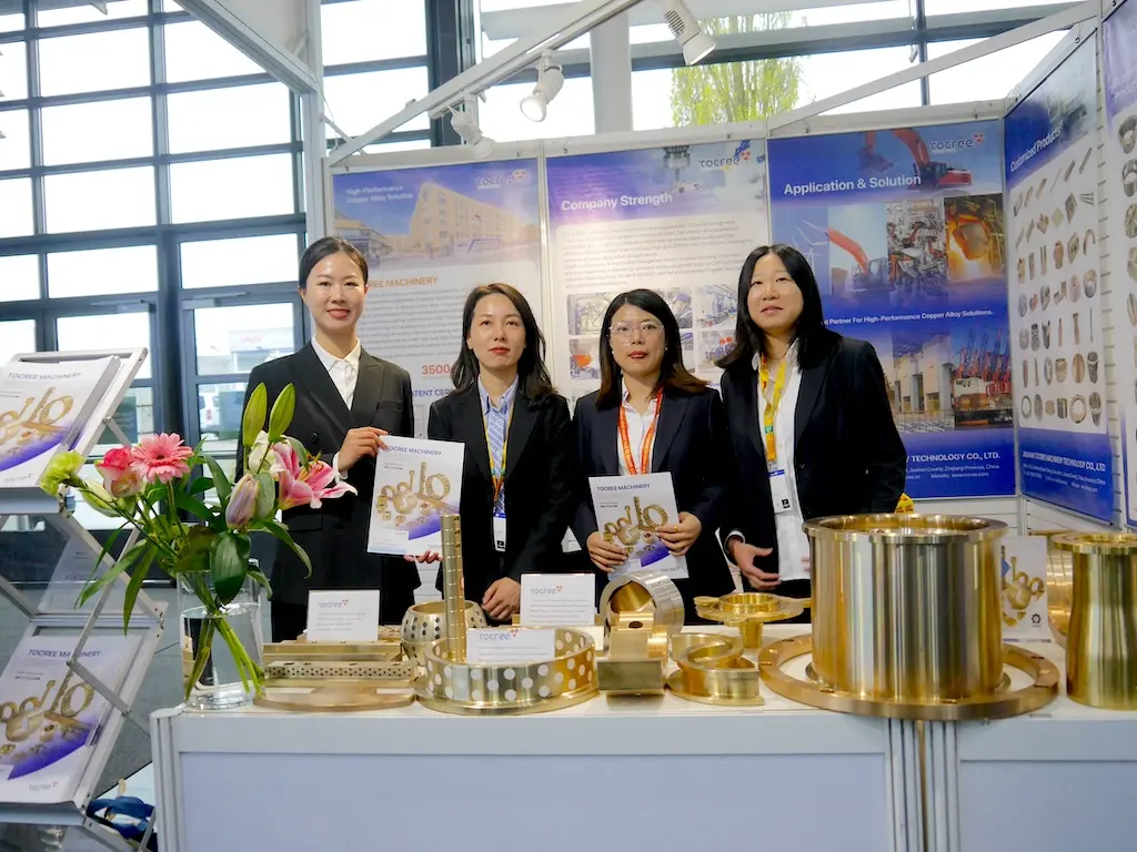 Besucher testen digitale Anwendungen an Messeständen