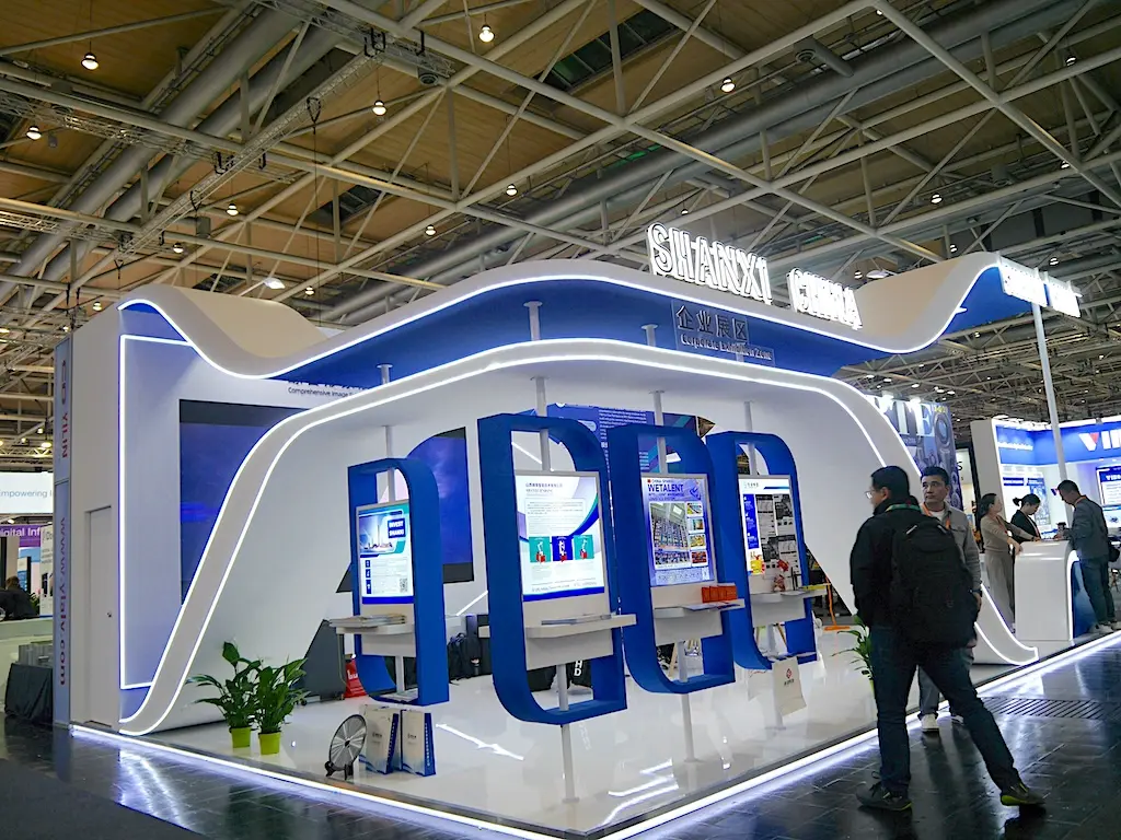 Besucher fotografieren innovative Maschinen und Anlagen