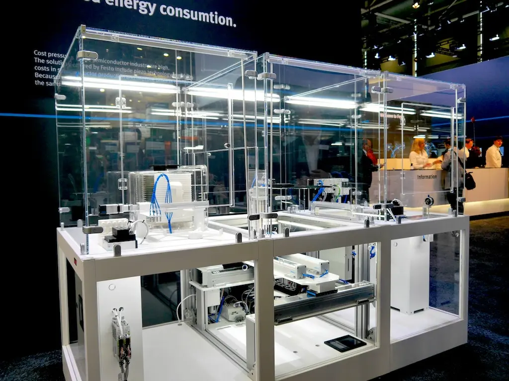 Geschäftstreffen zwischen Unternehmen auf der Messe