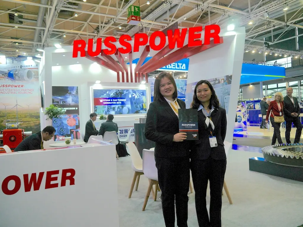 Fachpublikum sammelt erste Eindrücke an internationalen Ständen