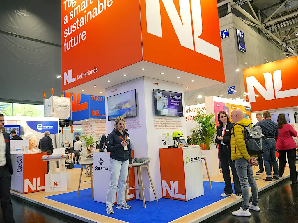 Erste Geschäftskontakte und Begrüßungen zwischen Ausstellern