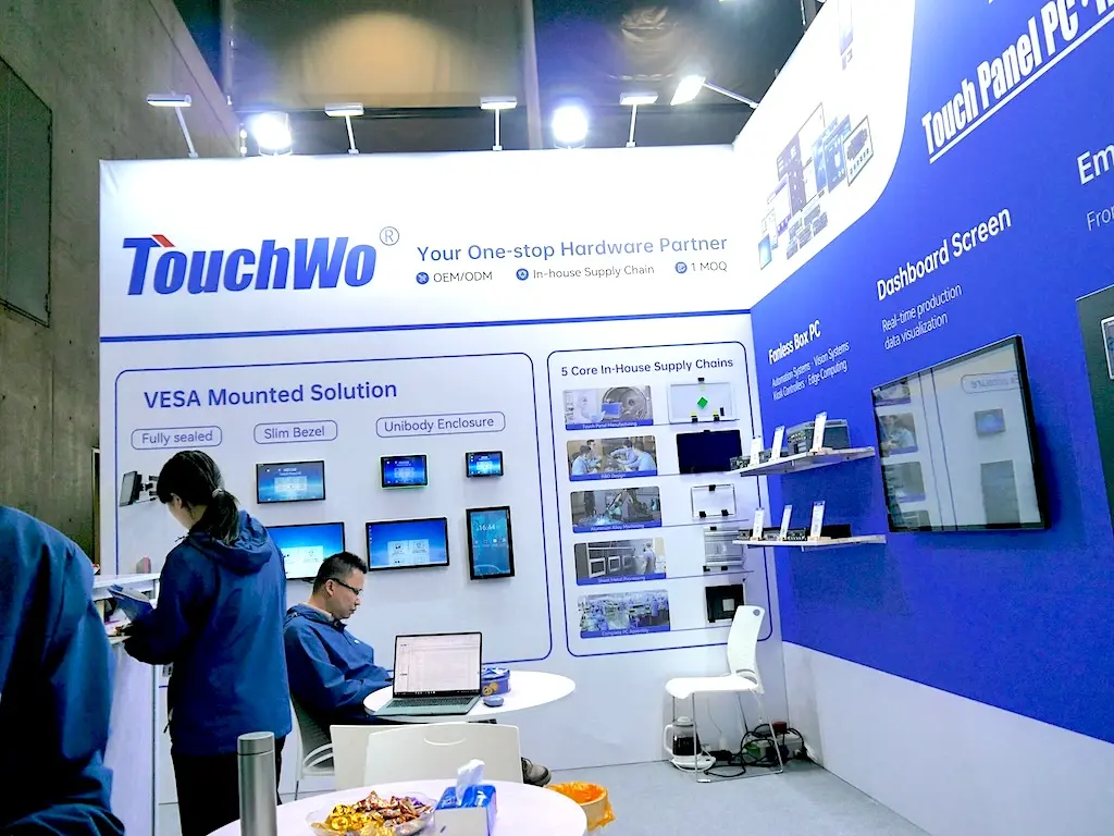 Demonstration eines Digitalen Zwillings auf einem riesigen Touch-Display