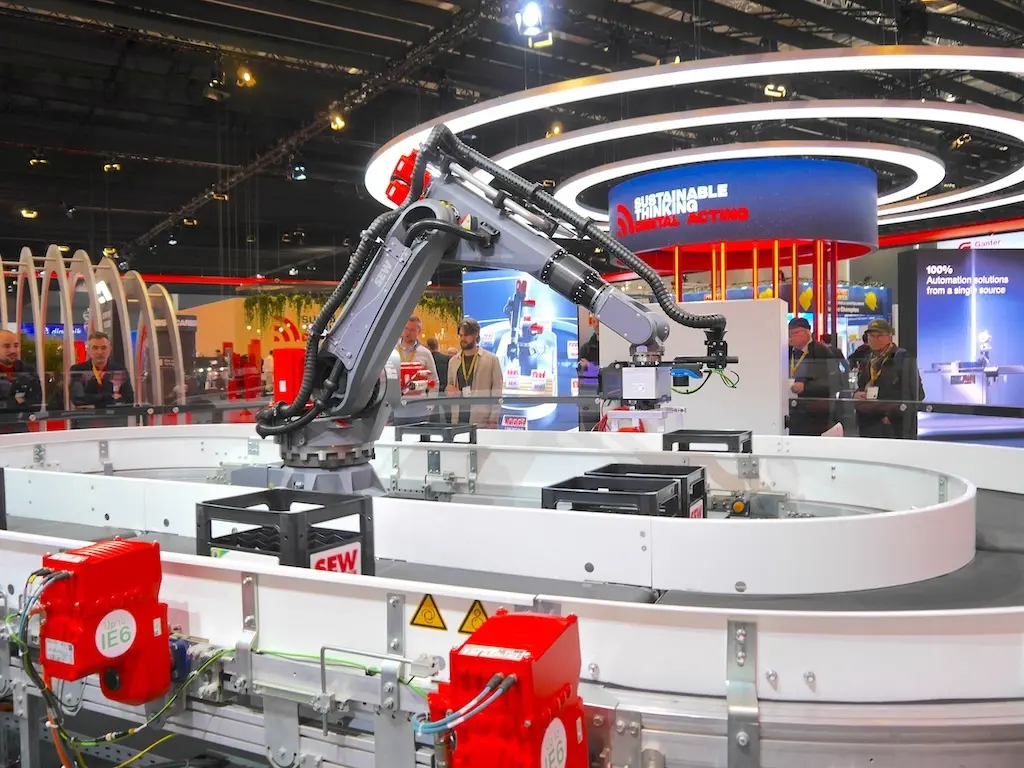 Autonomes Transportsystem bewegt Waren durch die Messehalle