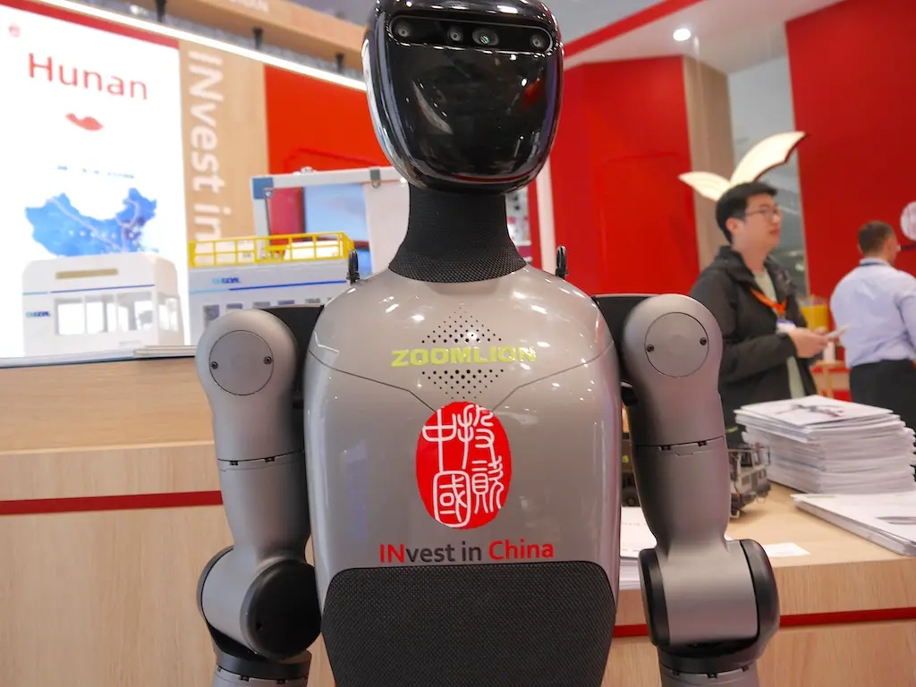 Besucher entdecken Innovationen der Industrie 4.0 in Hannover