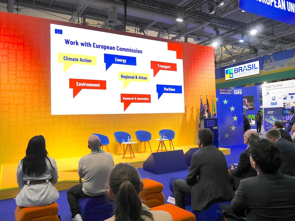 Eingang zur Messe Hannover mit großen Besuchergruppen am Morgen