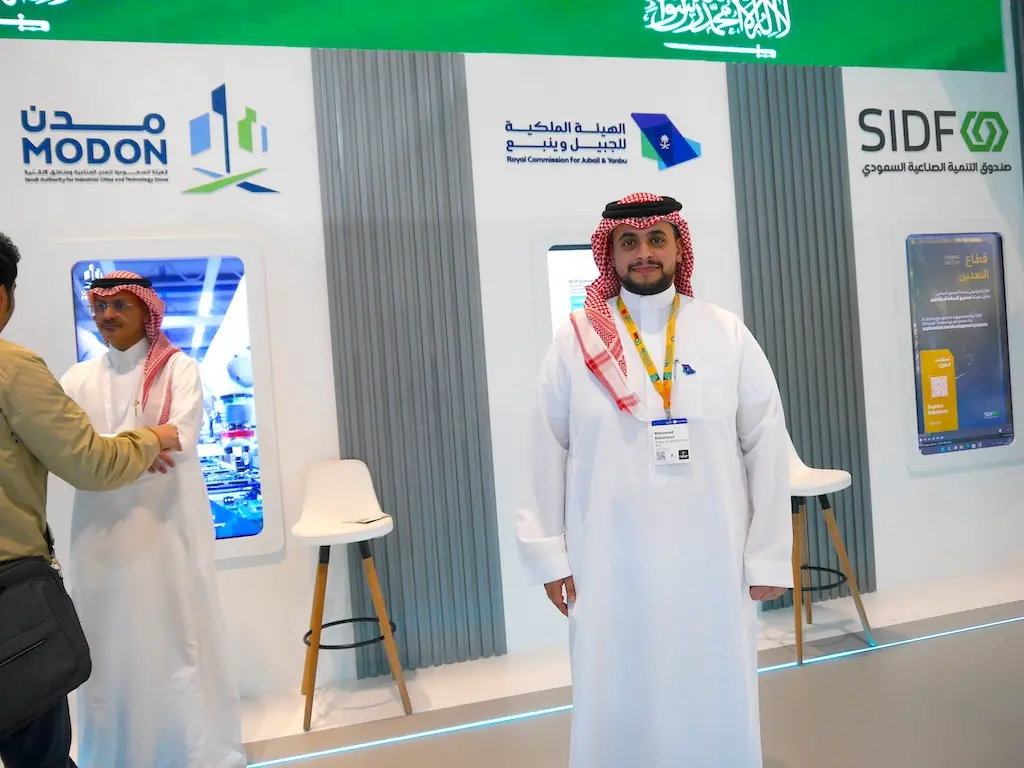 Moderne Industrie-Roboter in Aktion auf der Ausstellung