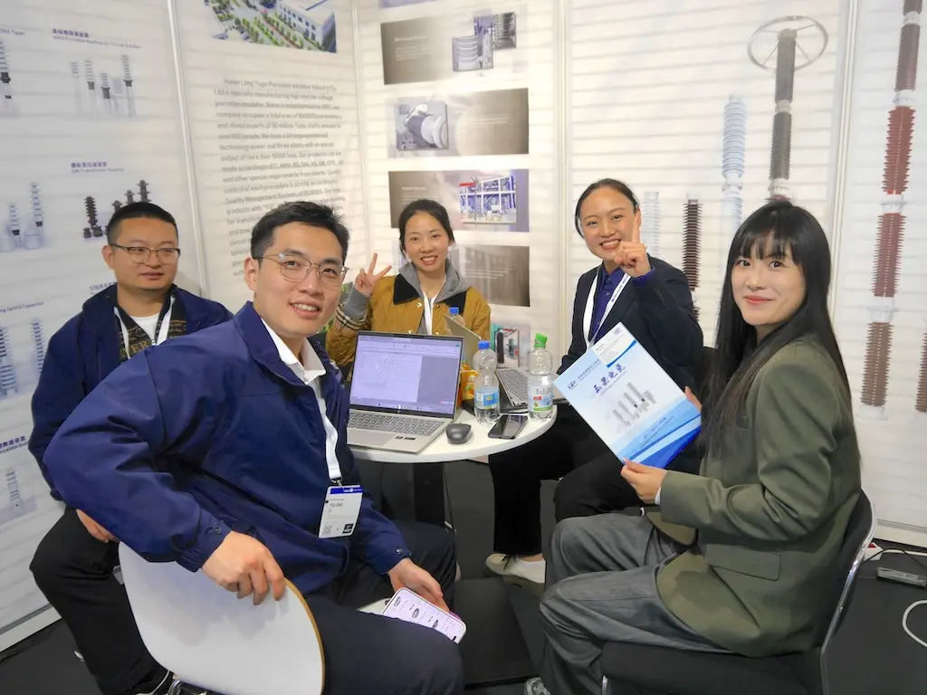 KI-gesteuerte Produktionsanlage wird auf der Messe präsentiert