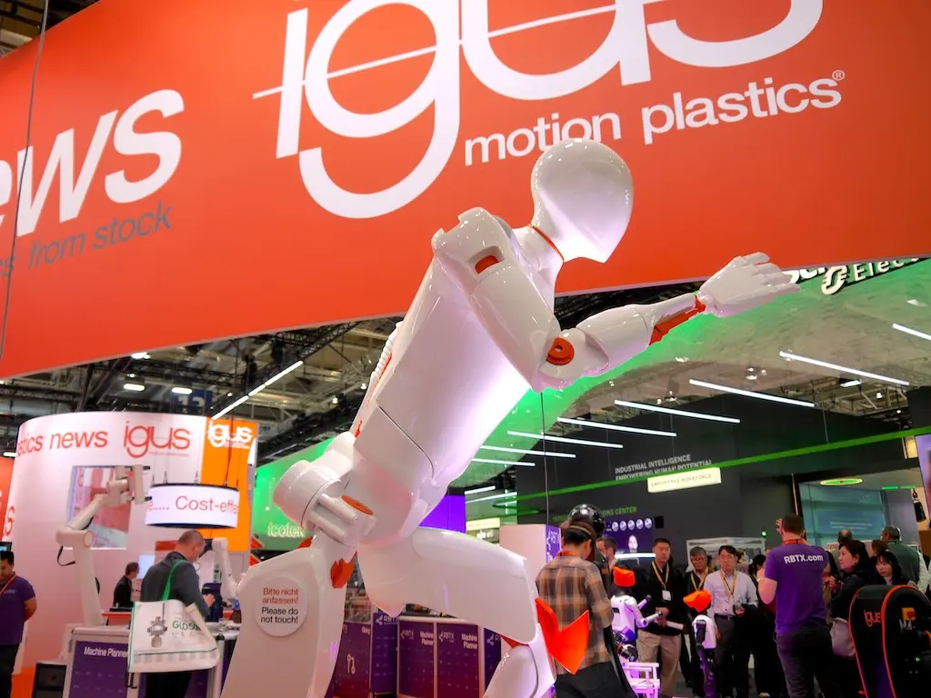 Fachbesucher im Gespräch an einem Technologie-Stand