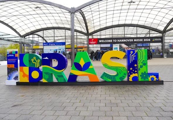 Blick in eine gut besuchte Messehalle in Hannover