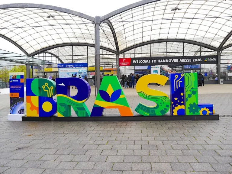 Blick in eine gut besuchte Messehalle in Hannover