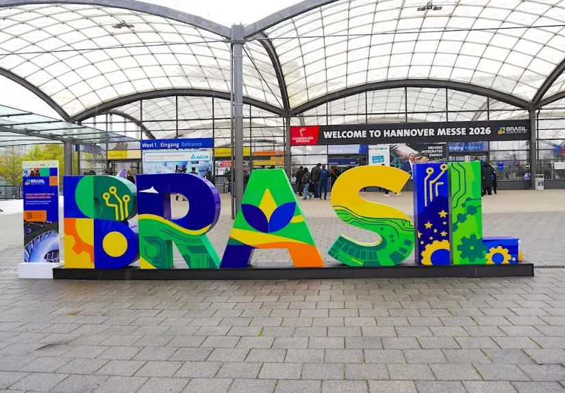 Blick in eine gut besuchte Messehalle in Hannover