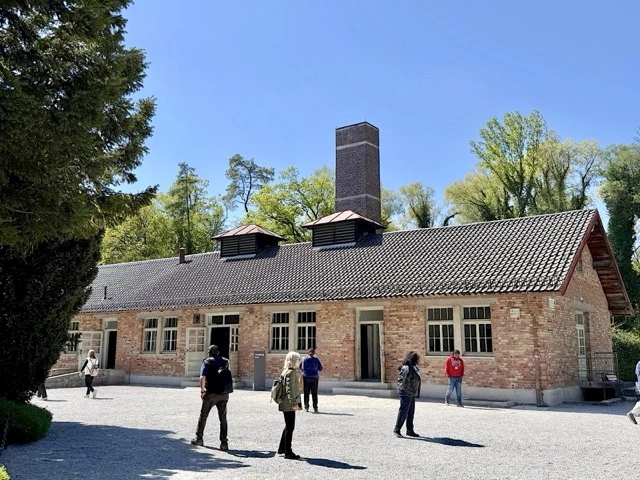 Eingangstor des Konzentrationslagers Dachau mit historischem Zaun