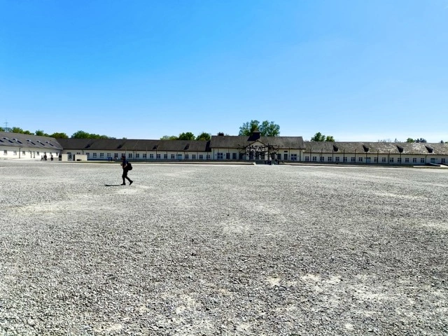 Leere Baracke im ehemaligen Konzentrationslager Dachau