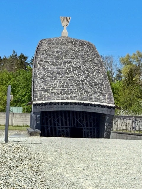 Mahnmal „Nie wieder“ in der Gedenkstätte Dachau