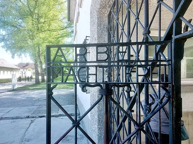 Überlebende des Konzentrationslagers Dachau nach der Befreiung