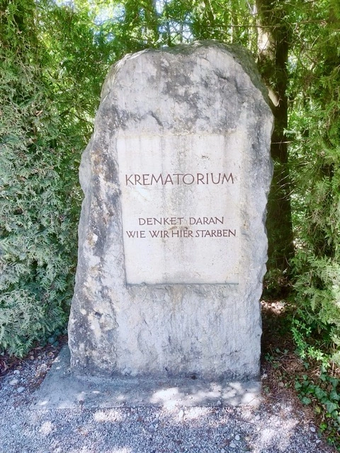 Nahaufnahme von Stacheldraht im ehemaligen KZ Dachau