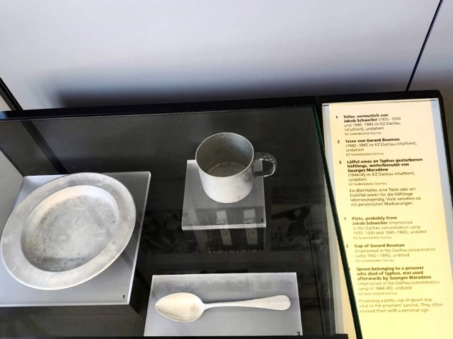 Innenraum einer rekonstruierten Baracke in Dachau