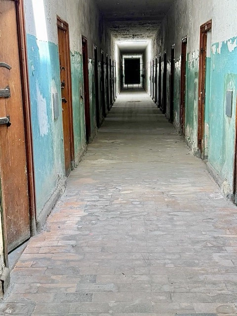Symbolischer lila Winkel auf dunklem Hintergrund