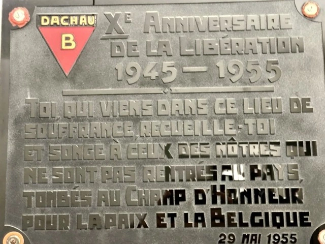 Kerzenlicht vor dem Mahnmal der KZ-Gedenkstätte Dachau