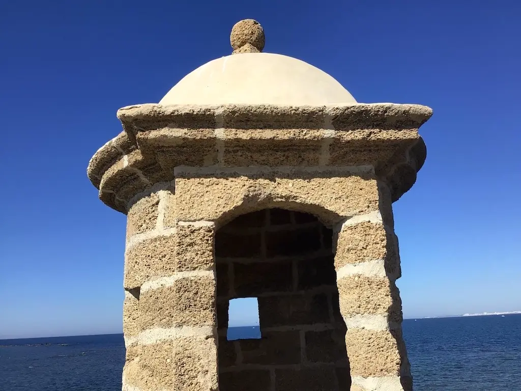 Zerstörtes Munitionslager in Cádiz nach der Explosion