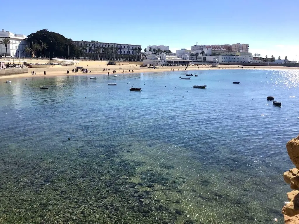 Zerstörte Straßen im historischen Cádiz