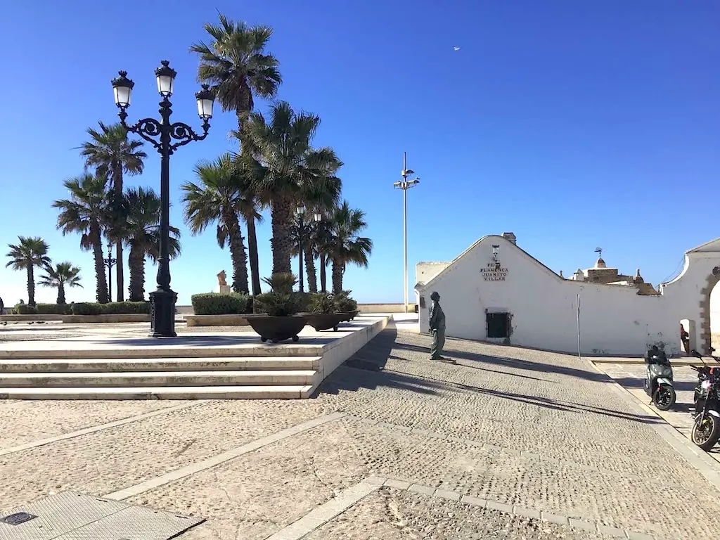 Beschädigte Werften im Hafen von Cádiz